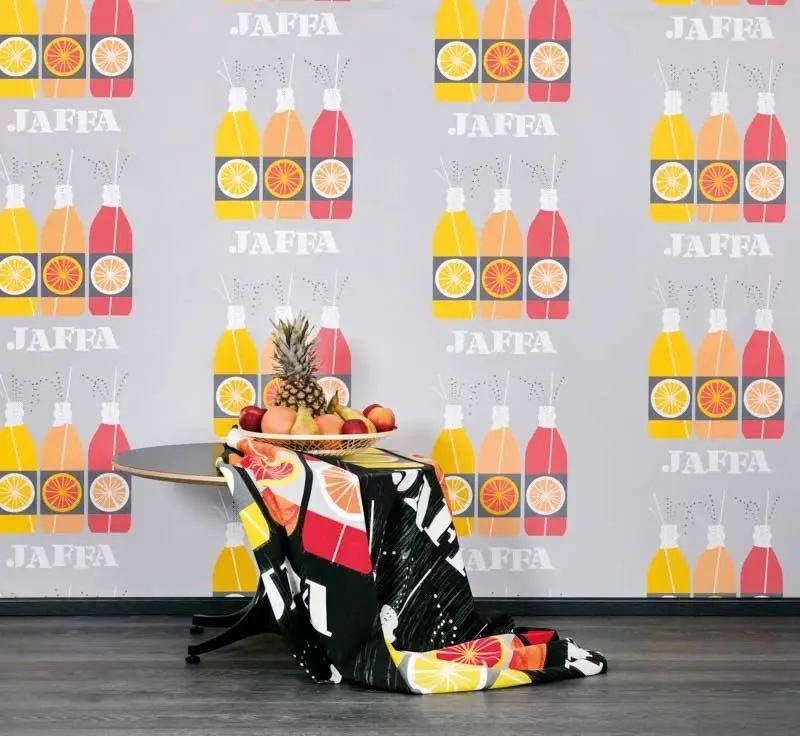 vallila-designertapete-jaffa-raumbild Vallila Designertapete Jaffa mit Limonadenflaschen Raumbild