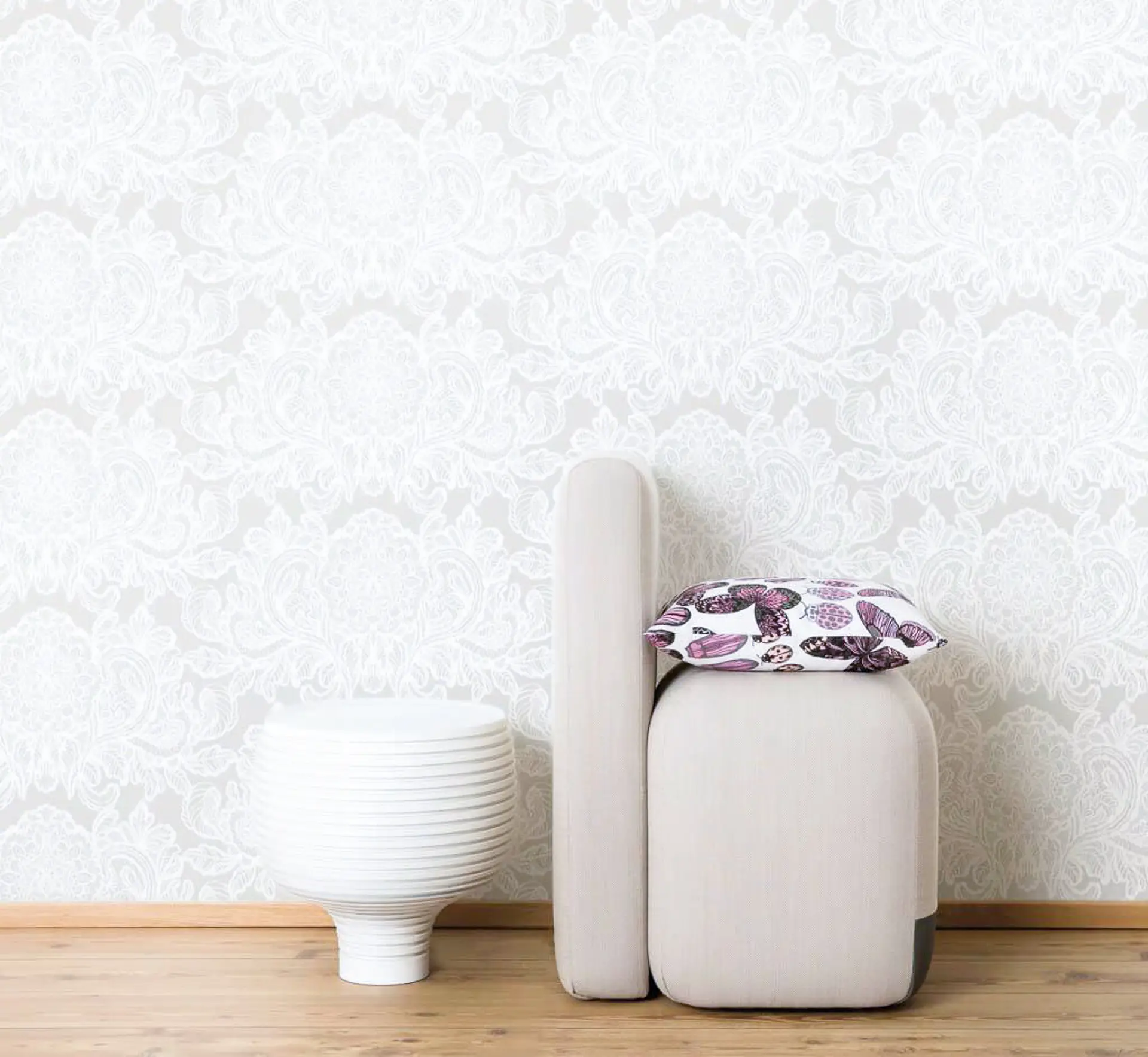 20250127-27. Januar 2025-sandudd-vallila-barocktapete-aleksanteri-hellgrau-raumbild Moderne Barocktapete Aleksanteri in Hellgrau, Raumbild