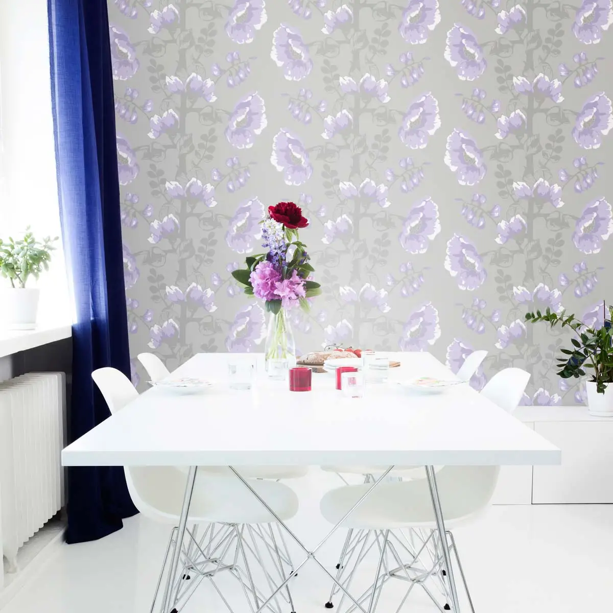 tapete-mit-grossen-blumen-silkkisuukko-voilett-raumbild Tapete mit großen Blumen Silkkisuukko in Violett, Raumbild