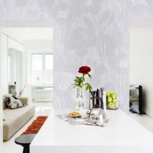 Abstrakte Blumentapete Jolie, hellgrau, Raumbild