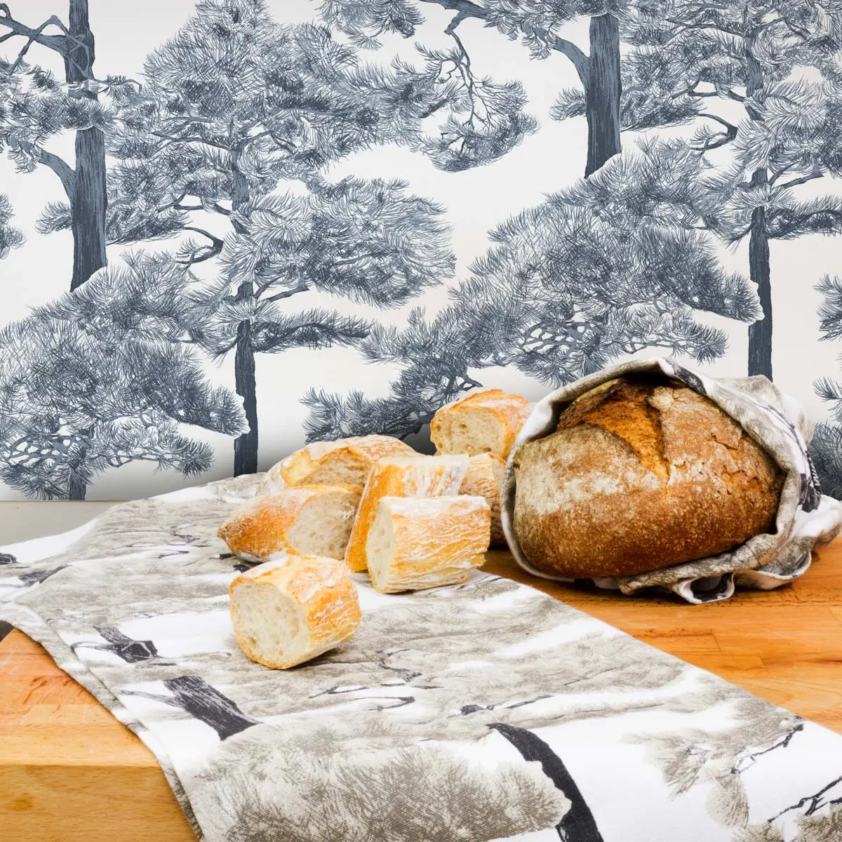 baummotiv-tapete-kallvik-blau-raumbild Tapete mit Baummotiv Kallvik in Blau, Raumbild