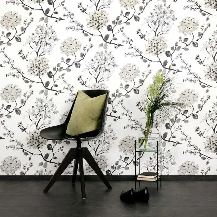 blumentapete-melissa-grau-raumbild Blumentapete Melissa in Grau, Raumbild