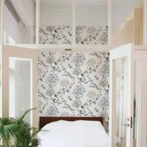 Blumentapete Melissa in hellgrau, Raumbild