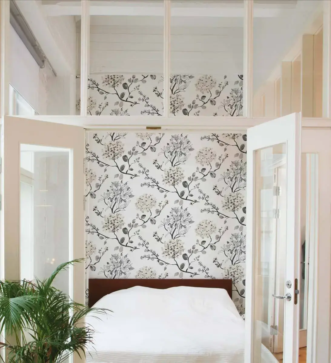 blumentapete-melissa-hellgrau-raumbild Blumentapete Melissa in hellgrau, Raumbild