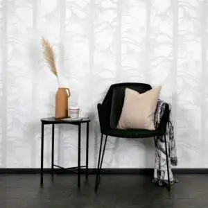 Massive Baumtapete Kelohonka in hellgrau, Raumbild