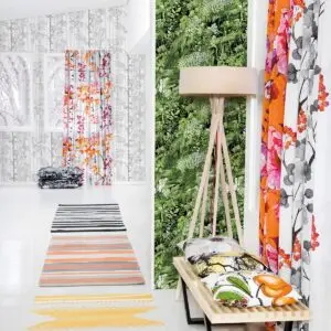 Designertapete Waldtapete Trollskogen in Grün, Raumbild