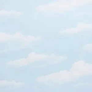 Verträumte Tapete mit Wolkenmotiv Tuulia. Weiße Wolken auf zartblauem Grundton